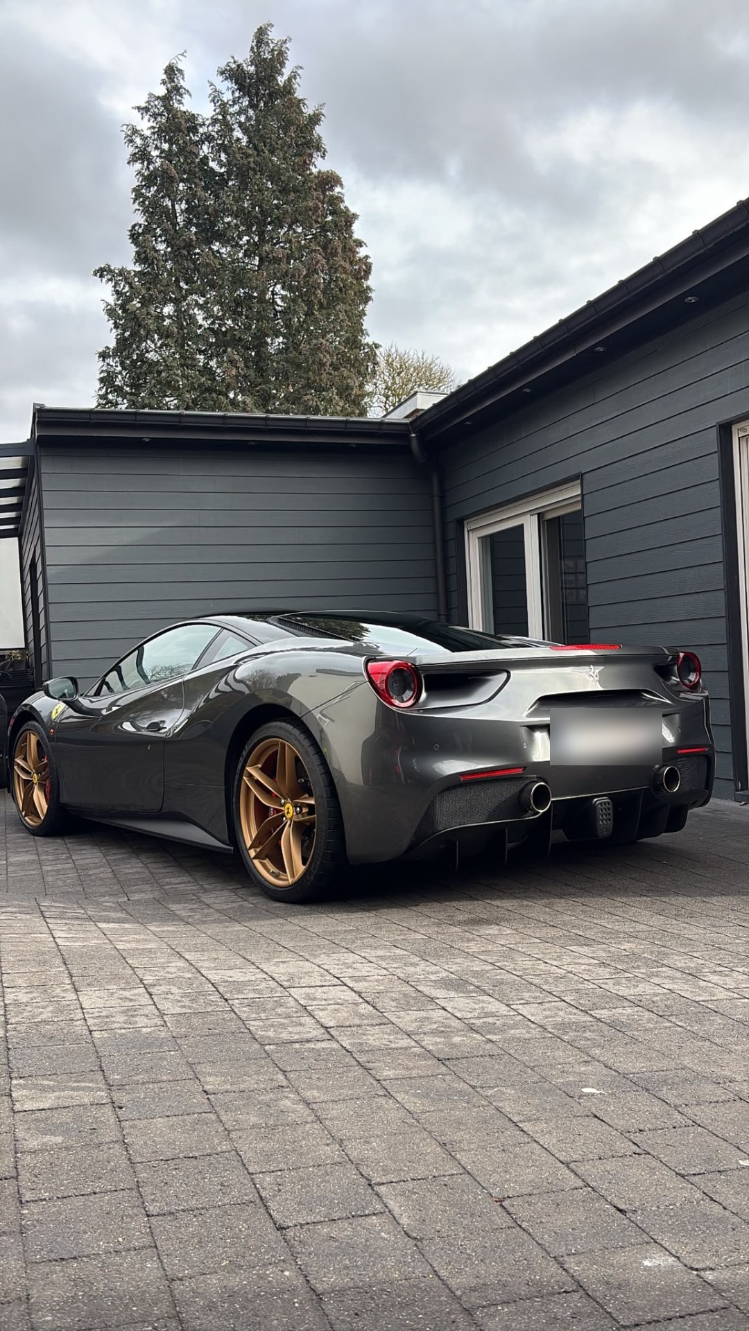 Ferrari 488 grise aux jantes dorées après detailing