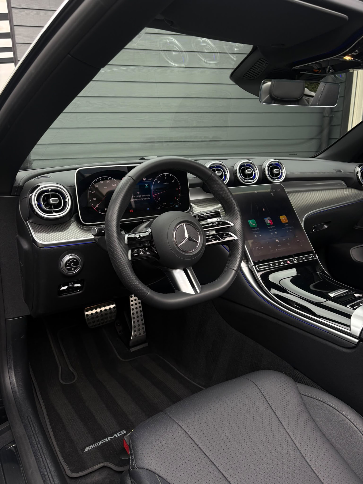 Poste de conduite Mercedes-AMG soigné par Amico Prestige Lab